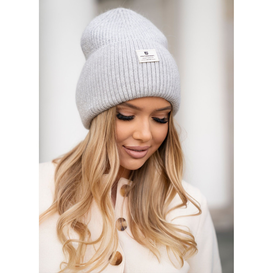 Szara, zimowa czapka damska beanie z logo marki - Peterson