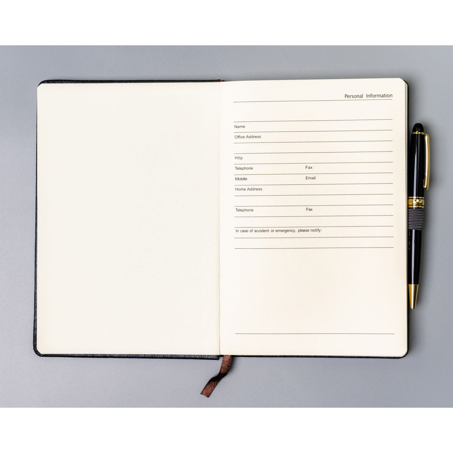 Notes w formacie A5 w szarym kolorze, wyposażony w gumkę zamykającą - Peterson