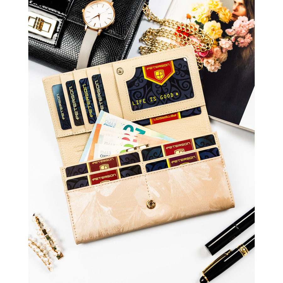 Beżowy portfel damski ze skóry naturalnej i ekologicznej zamykany zatrzaskiem - Peterson