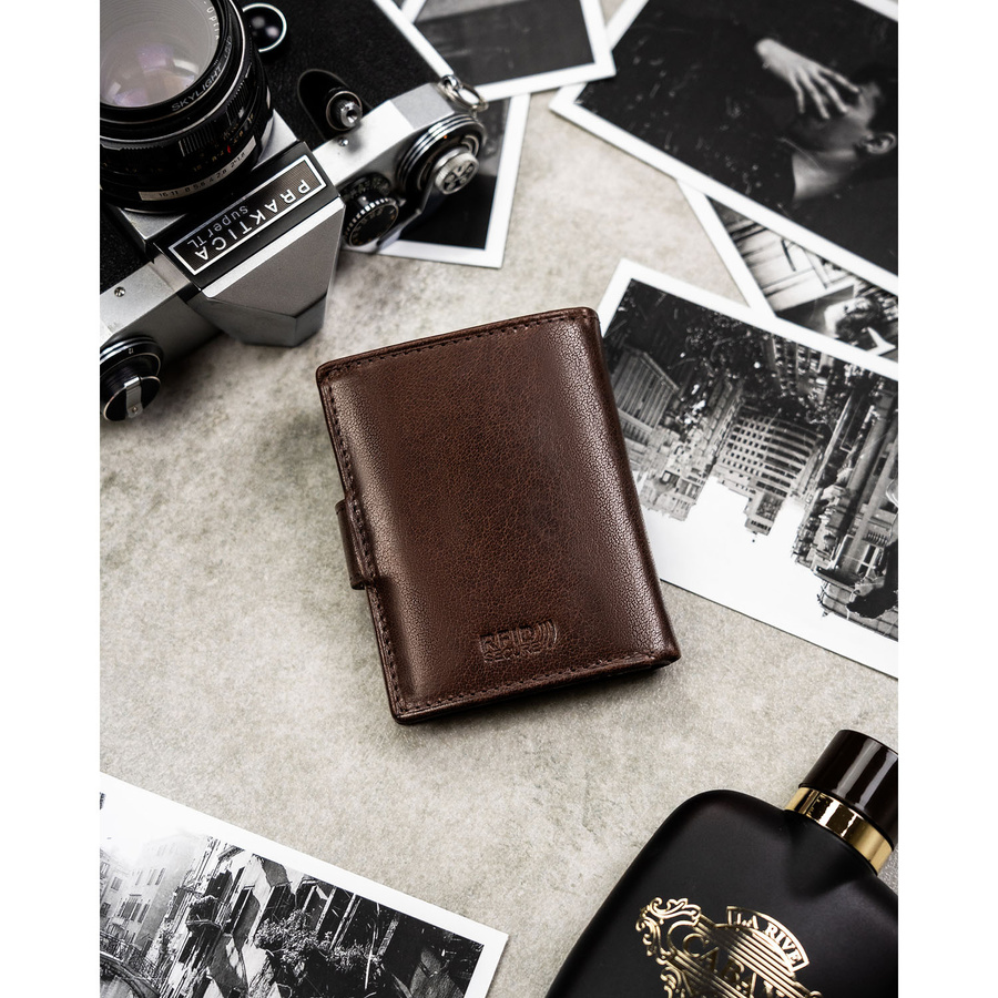 Portfel męski ze skóry naturalnej w brązowym kolorze, model zamykany zatrzaskiem - Peterson