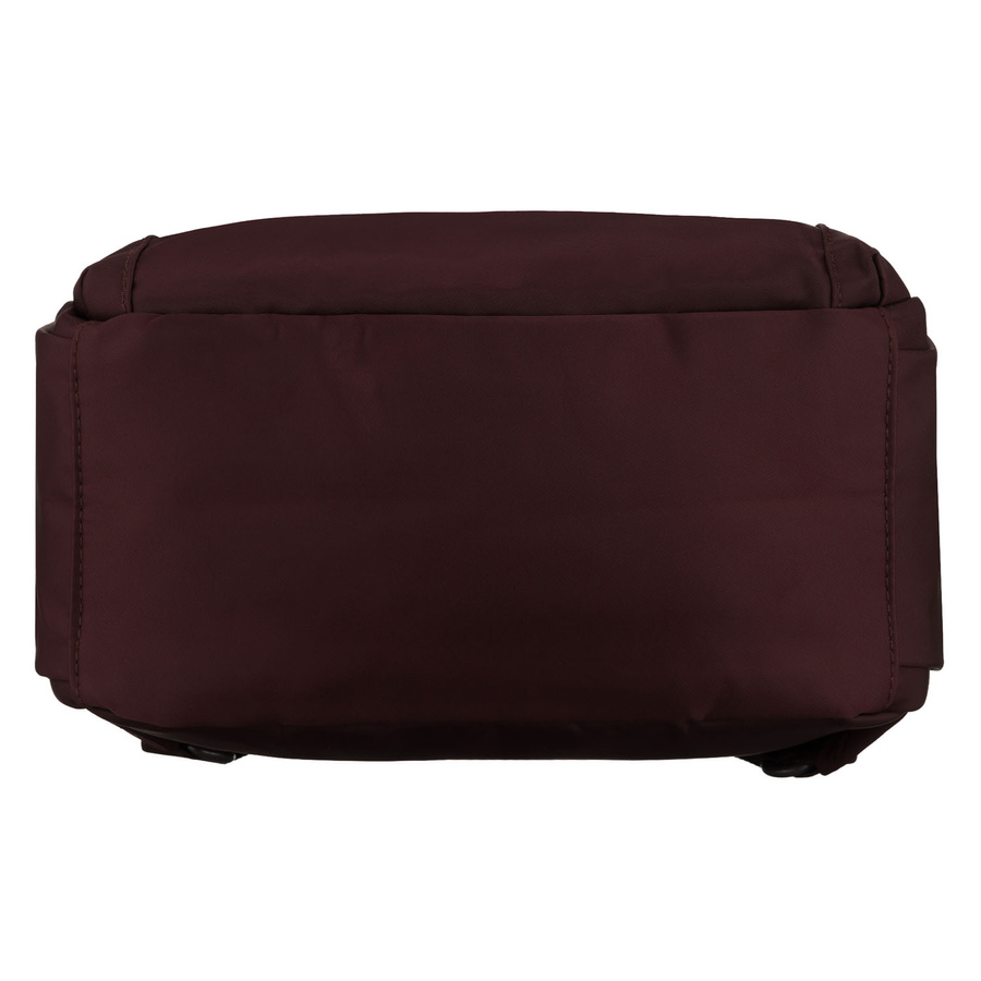 Bordowy plecak damski wykonany z poliestru, zawieszony na regulowanych szelkach - Peterson