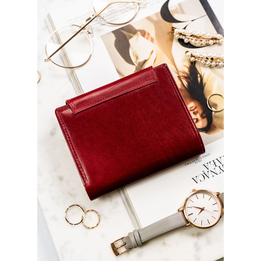 Portfel damski ze skóry naturalnej w czerwonym kolorze zamykany na zatrzask - Peterson