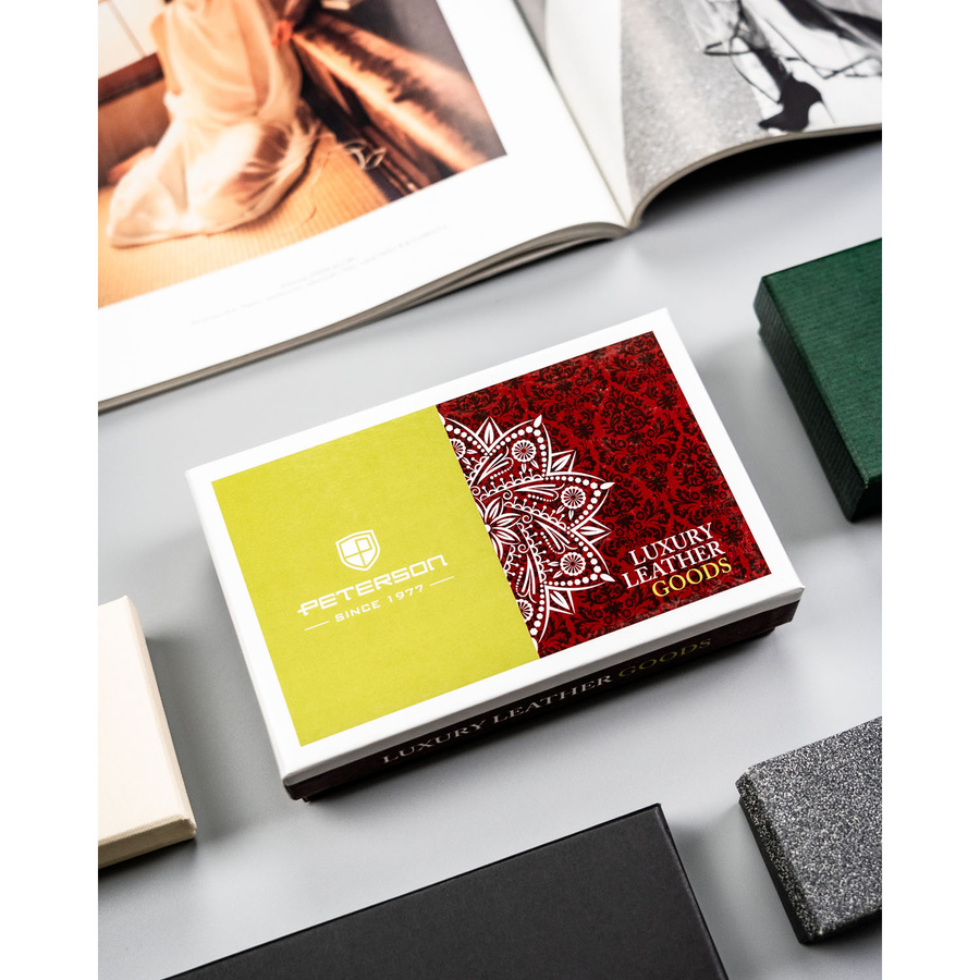 Duży portfel damski ze skóry naturalnej w czerwonym kolorze, zamykany zatrzaskiem - Peterson