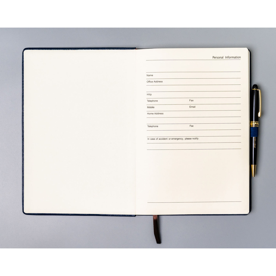 Granatowy notes w formacie B5 z gumką zamykającą, zadrukowany w linie - Peterson