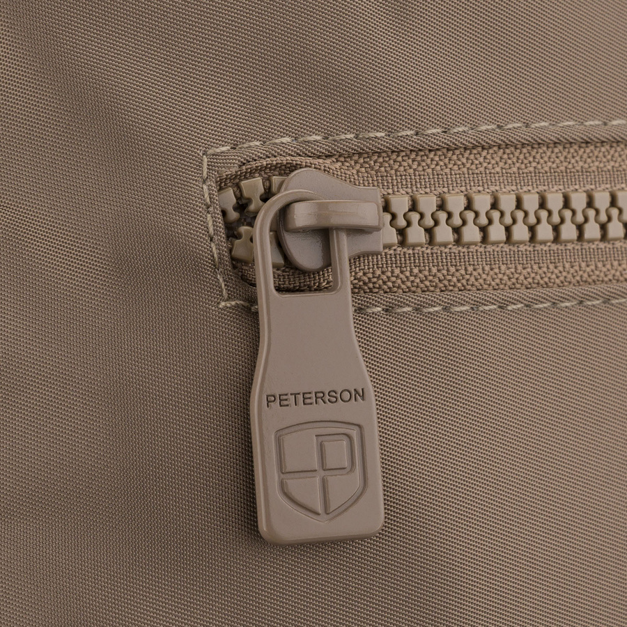 Beżowa listonoszka damska z poliestru zawieszona na uchwytach i doczepianym pasku - Peterson