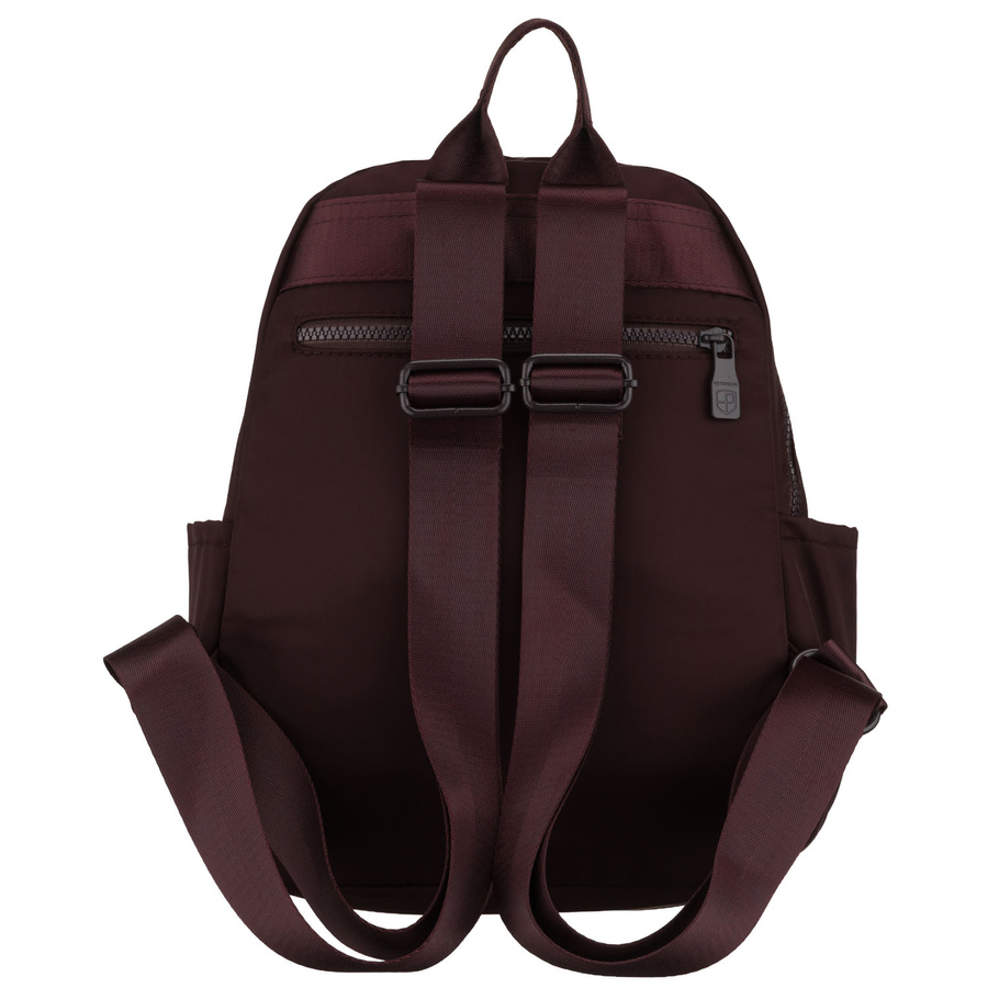 Bordowy plecak damski wykonany z poliestru, zawieszony na regulowanych szelkach - Peterson