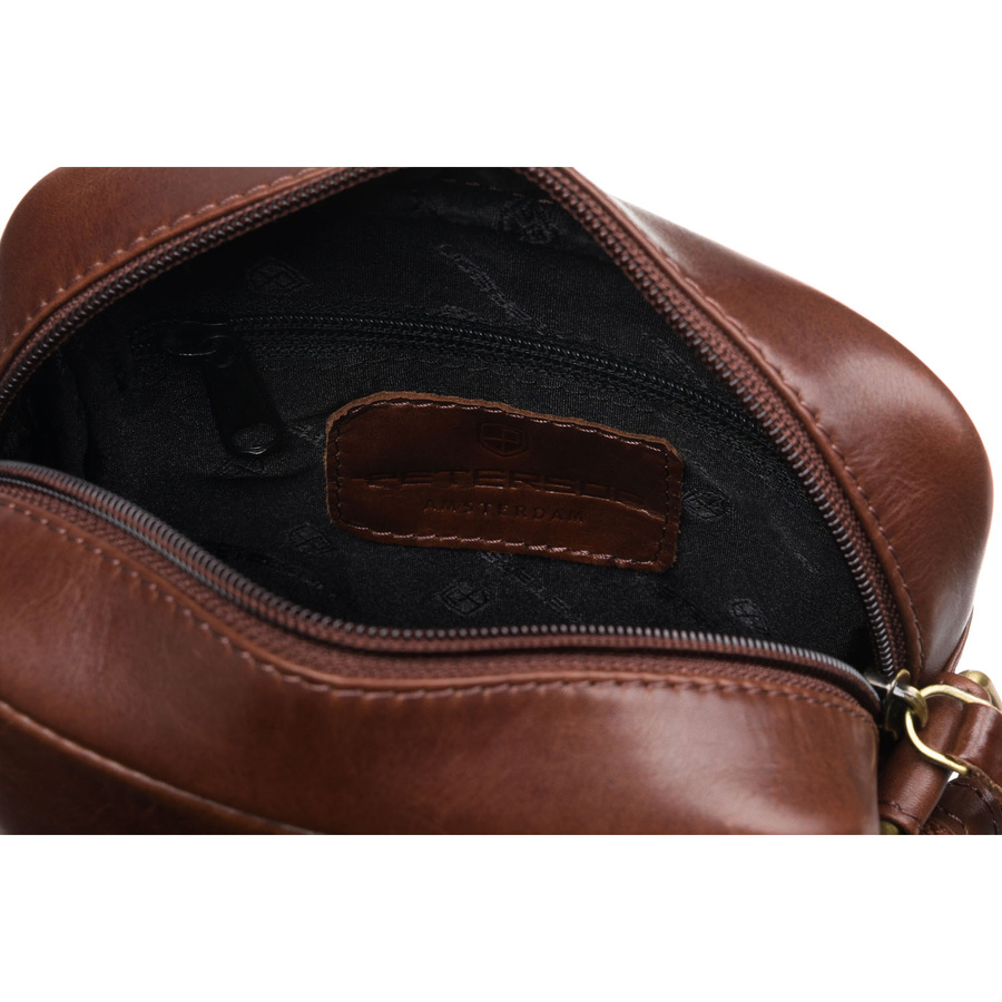 Skórzana listonoszka męska w brązowym kolorze zawieszona na regulowanym pasku - Peterson