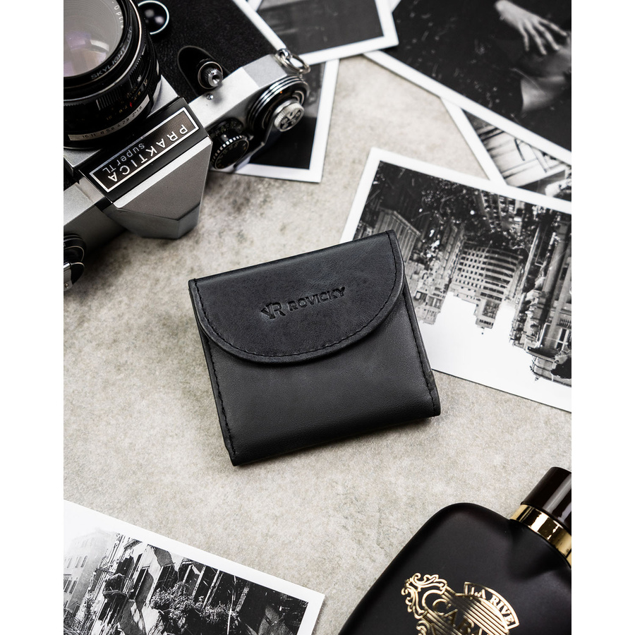 Mały i cienki, skórzany portfel męski w czarnym kolorze zamykany zatrzaskiem - Rovicky