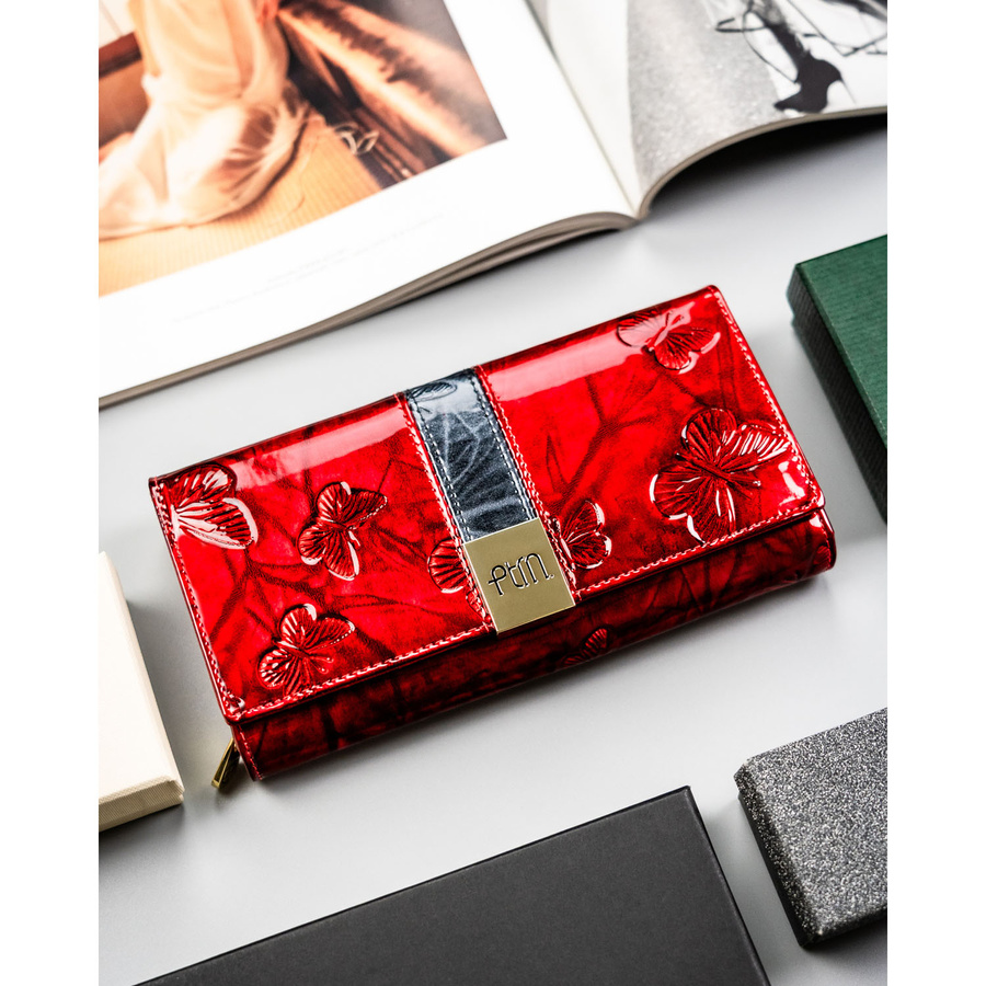 Duży portfel damski ze skóry naturalnej w czerwonym kolorze z ozdobnym tłoczeniem - Peterson