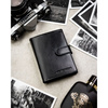 Pionowy portfel męski ze skóry naturalnej w czarnym kolorze w zestawie z brelokiem - Peterson