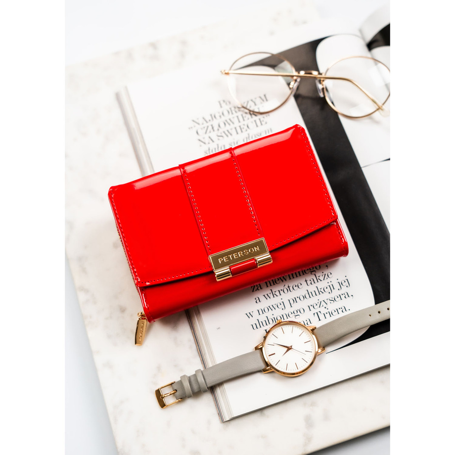 Czerwony, poziomy portfel damski wykonany z lakierowanej skóry ekologicznej - Peterson