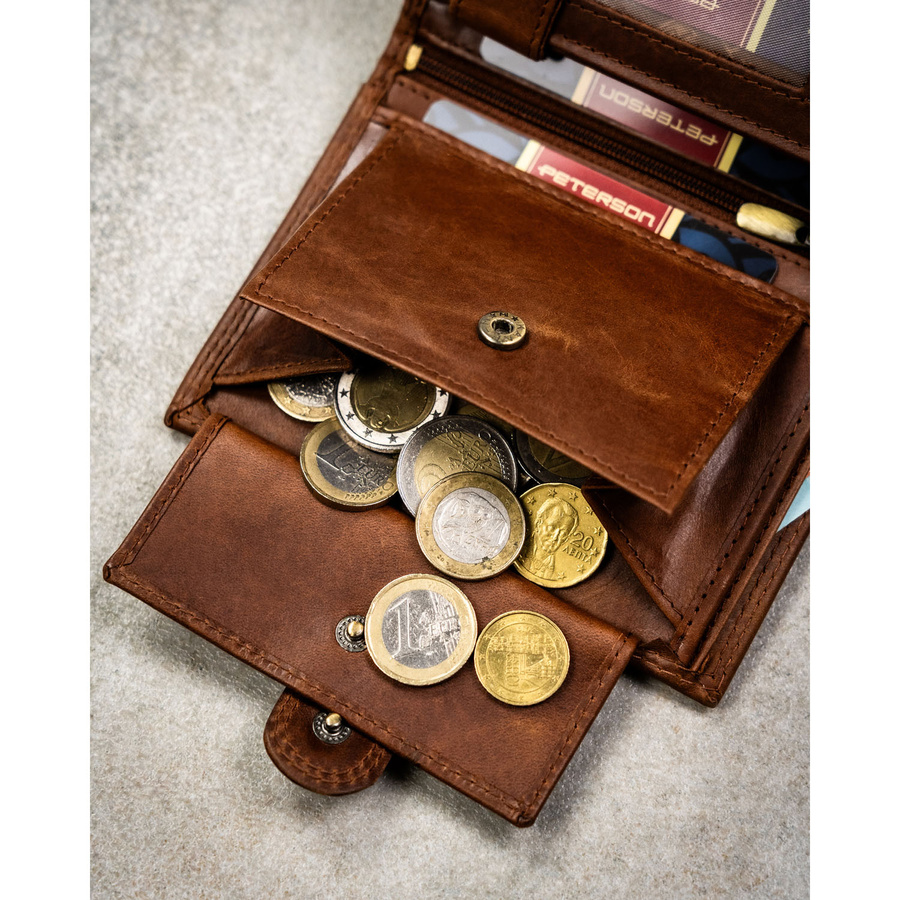 Pionowy portfel męski ze skóry naturalnej w brązowym kolorze zamykany na zatrzask - Peterson