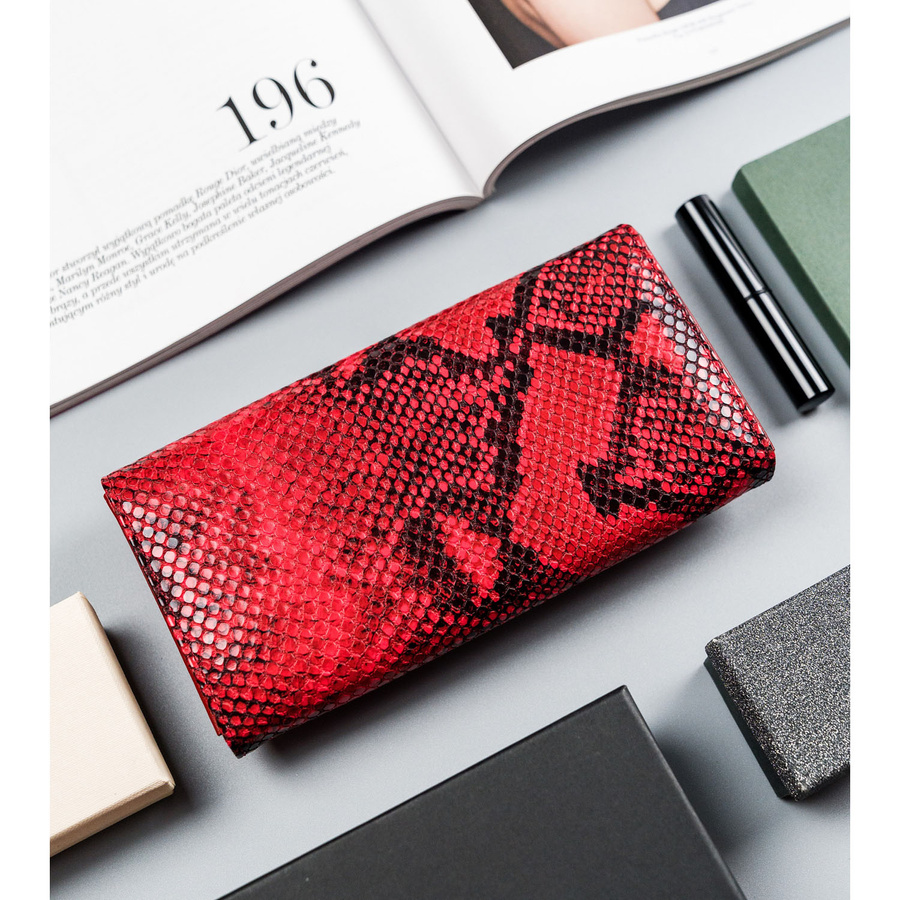 Czerwony portfel damski wykonany ze skóry naturalnej i ekologicznej ze zdobieniem na wzór skóry węża - 4U Cavaldi