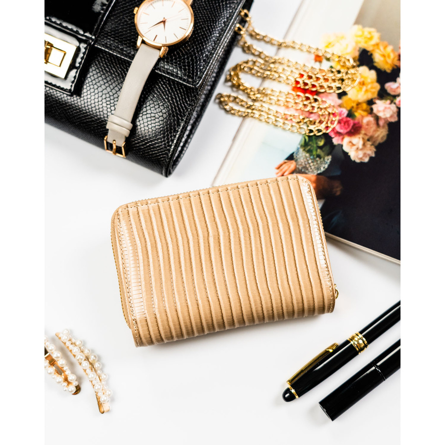 Portfel z ozdobną plecionką w beżowym kolorze, wykonany ze skóry naturalnej i ekologicznej - Peterson