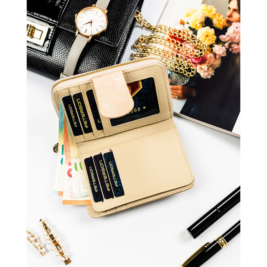 Portfel wykonany ze skóry naturalnej i ekologicznej w beżowym kolorze, zamykany na suwak i zatrzask - Peterson