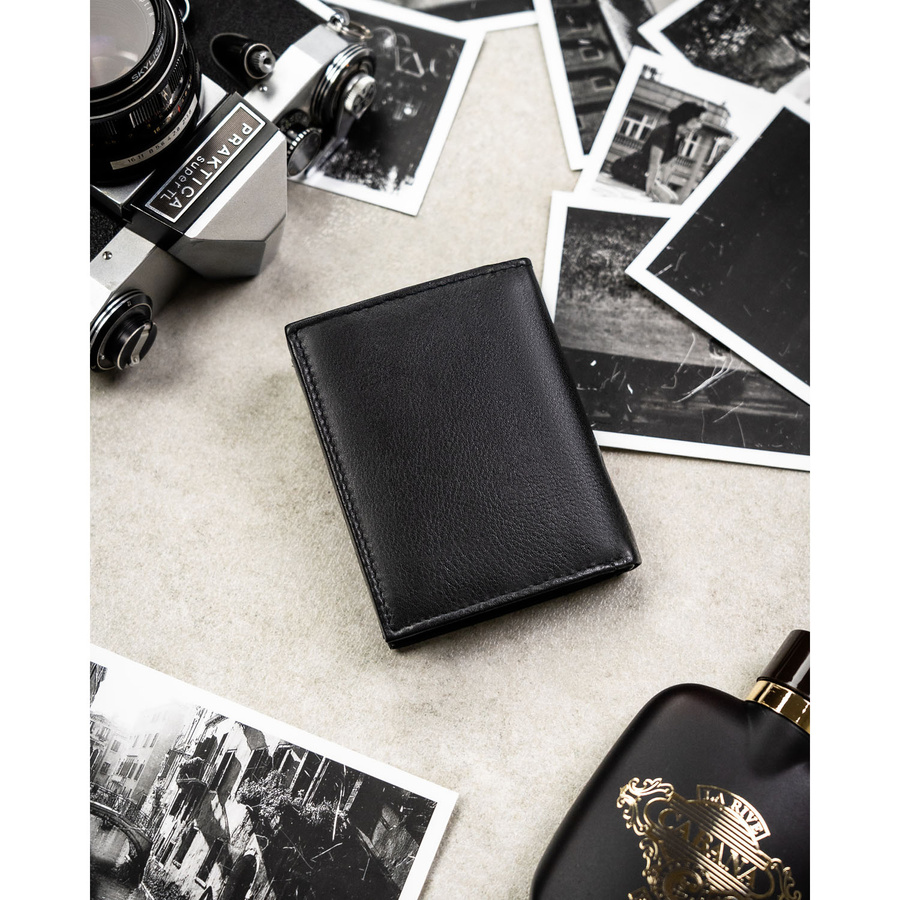 Cienki, pionowy portfel męski ze skóry naturalnej w czarnym kolorze - Rovicky