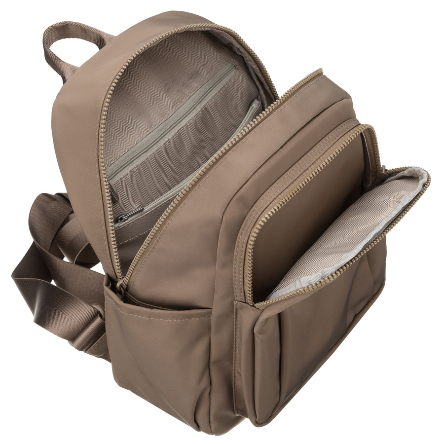 Beżowy plecak damski wykonany z poliestru, zawieszony na regulowanych szelkach - Peterson