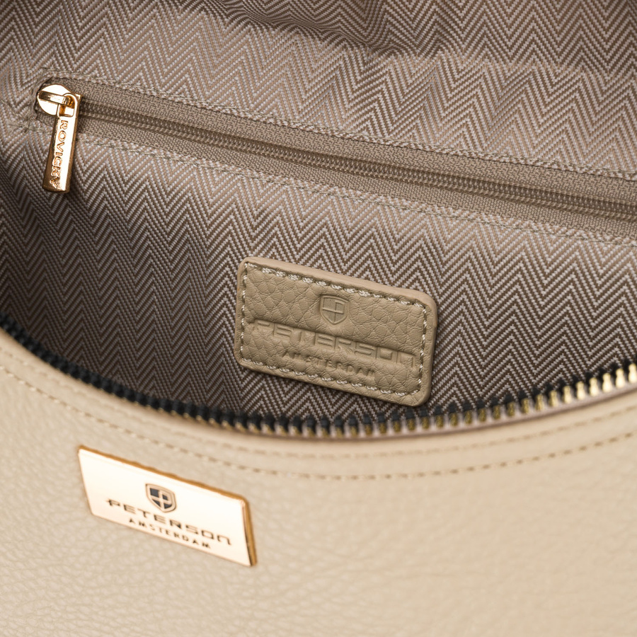 Beżowa saszetka damska ze skóry ekologicznej zamykana suwakiem, zawieszona na regulowanym pasku - Peterson