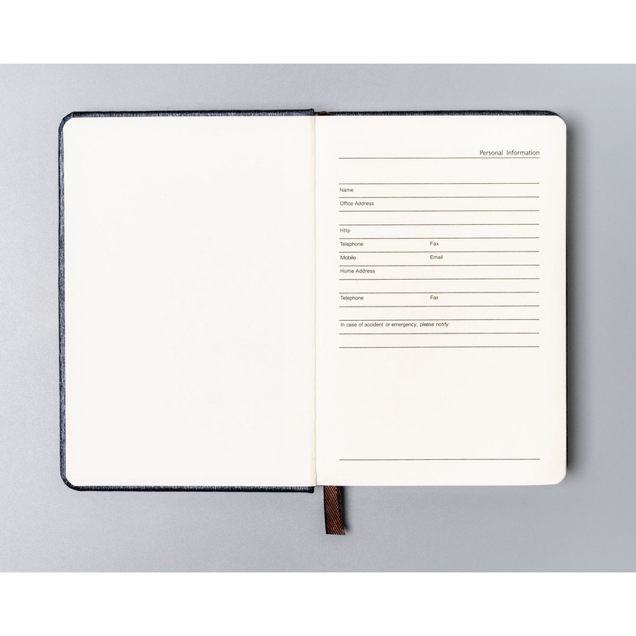 Notes w formacie A6 w szarym kolorze, zadrukowany w linie i wyposażony w gumkę zamykającą - Peterson