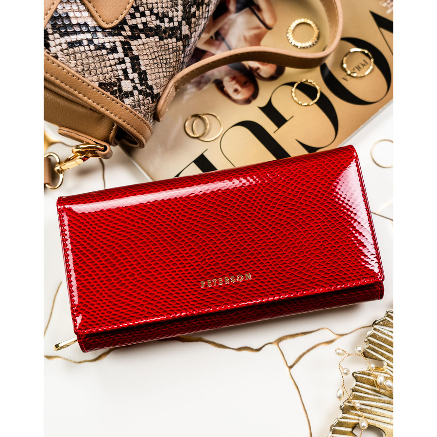 Skórzany, czerwony portfel damski ze wzorem imitującym gadzią skórę, zamykany na zatrzask - Peterson