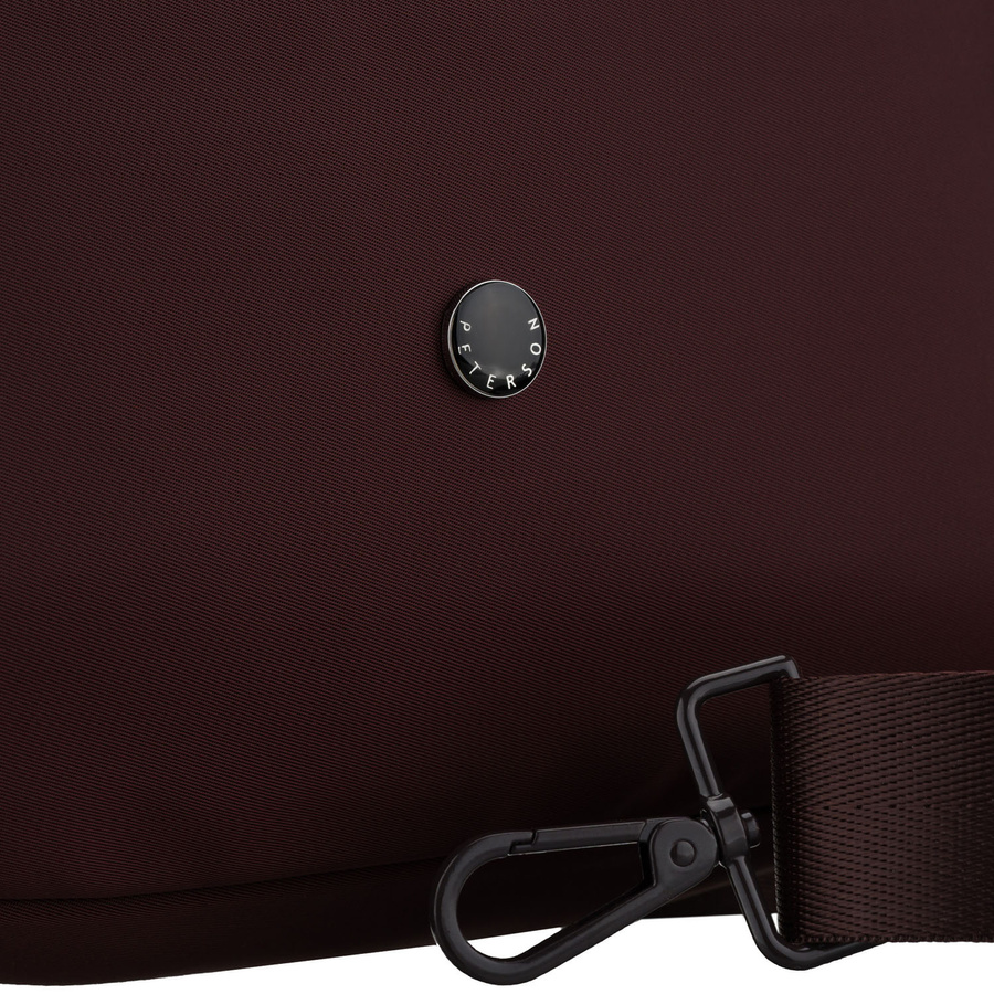 Listonoszka damska z poliestru w bordowym kolorze zawieszona na uchwytach i doczepianym pasku - Peterson