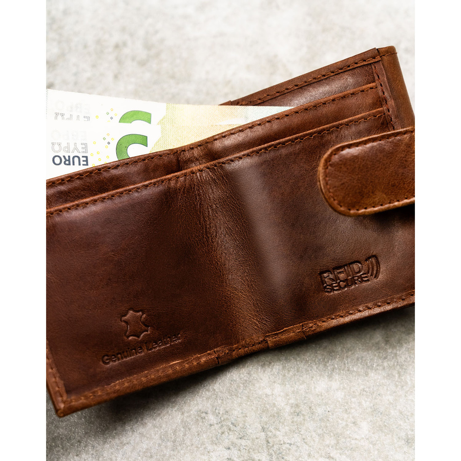 Mały i cienki, skórzany portfel męski w brązowym kolorze zamykany zatrzaskiem - Rovicky