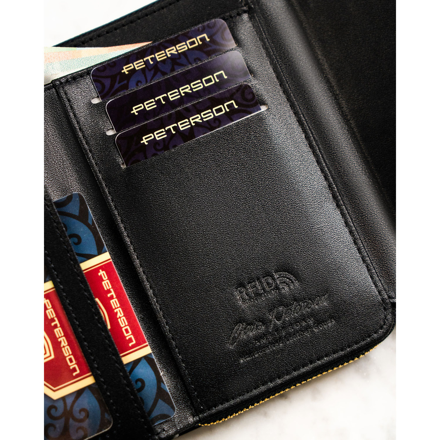 Poziomy portfel damski wykonany ze skóry ekologicznej w czarnym kolorze, zamykany na zatrzask - Peterson