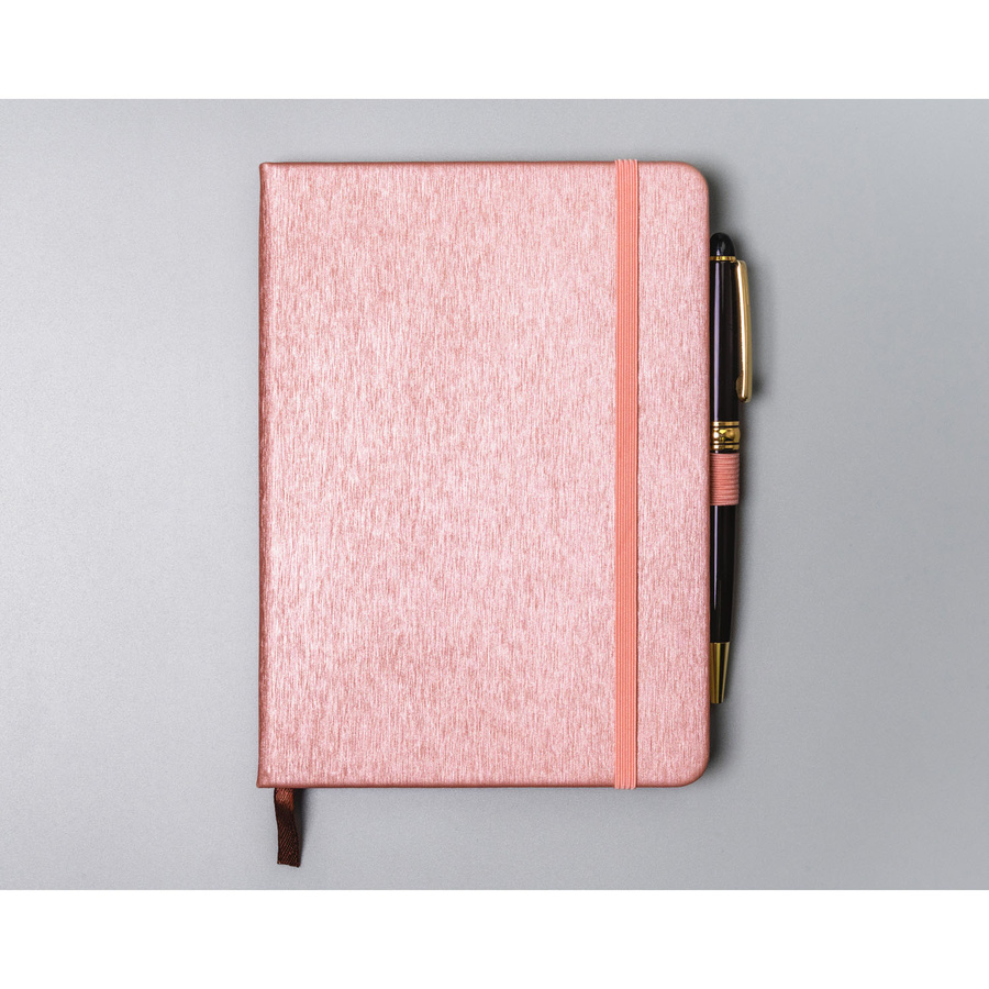 Różowy notes w formacie B6 zadrukowany w kropki, wyposażony w gumkę zamykającą - Peterson