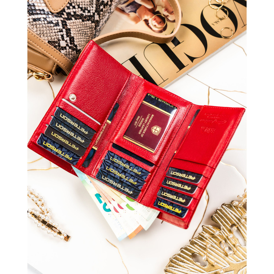 Portfel damski ze skóry naturalnej w czerwonym kolorze zamykany na zatrzask i bigiel - Peterson