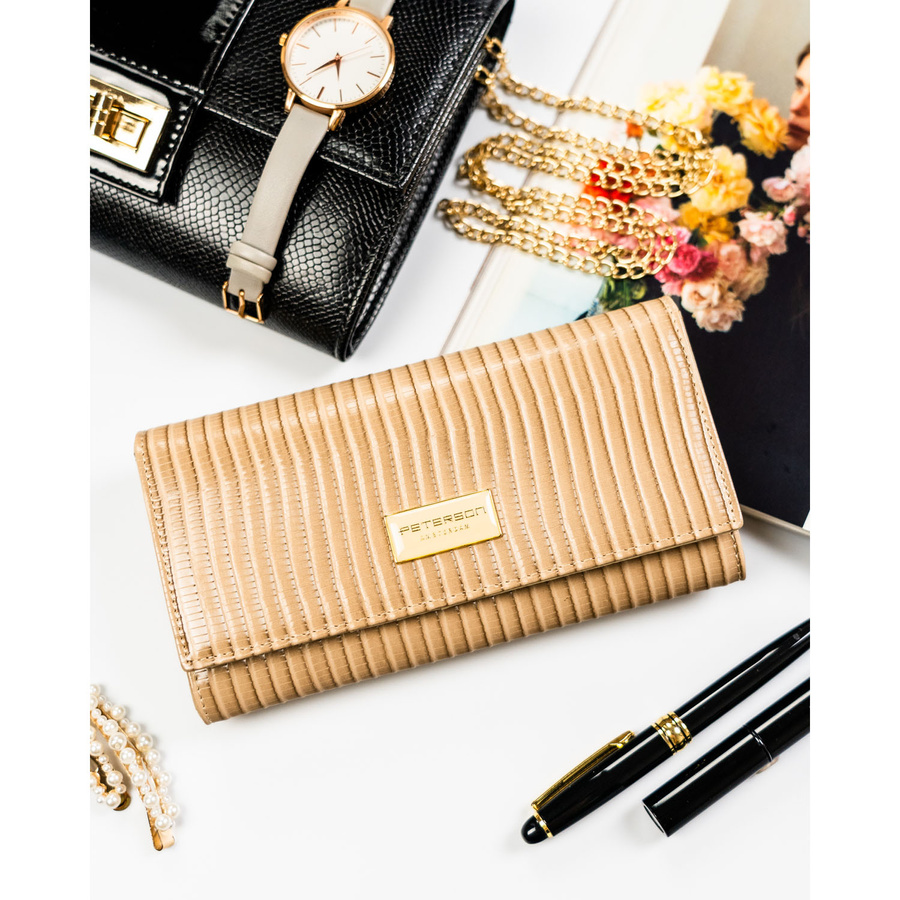Beżowy portfel damski ze skóry naturalnej i ekologicznej zamykany zatrzaskiem, ozdobiony wzorem w plecionkę - Peterson