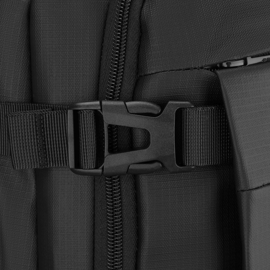 Duży plecak podróżny w czarnym kolorze z miejscem na laptopa, zamykany suwakiem - Peterson