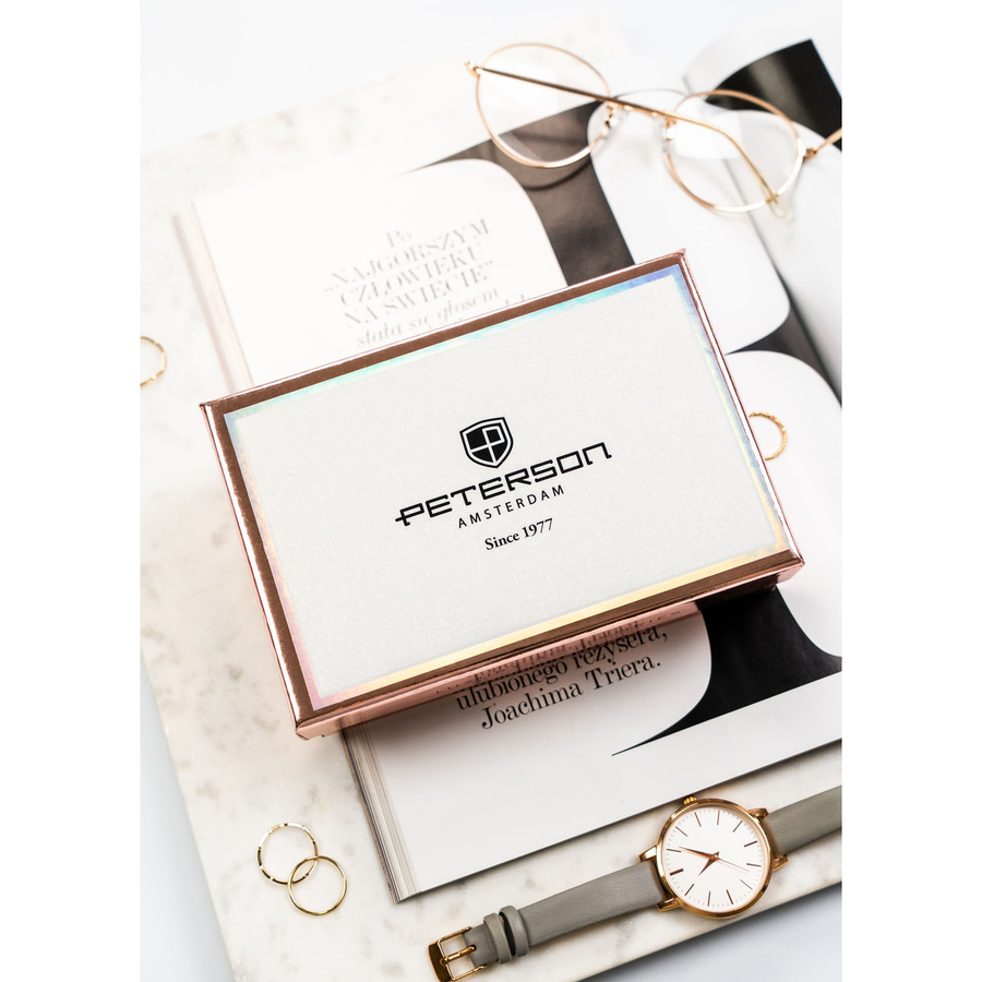 Portfel damski wykonany ze skóry ekologicznej w czerwonym kolorze z tłoczonym wzorem krokodylej skóry - Peterson