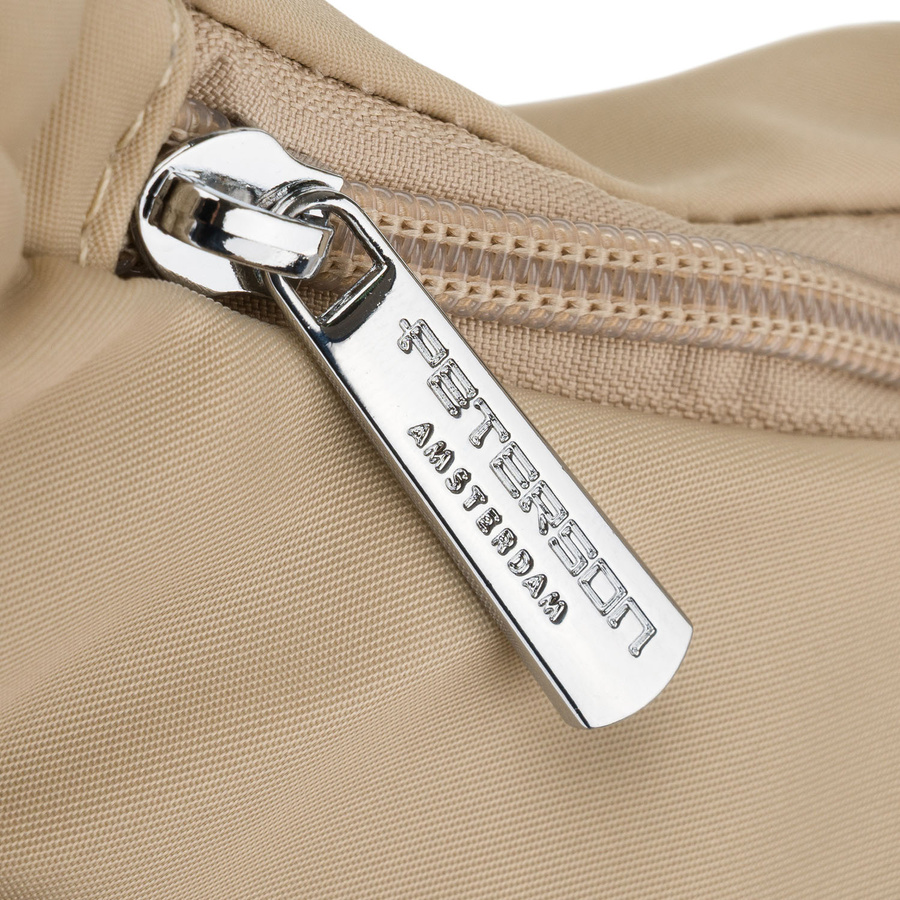 Torebka damska z poliestru w jasnobeżowym kolorze, zamykana suwakiem i wyposażona w kieszeń zewnętrzną - Peterson