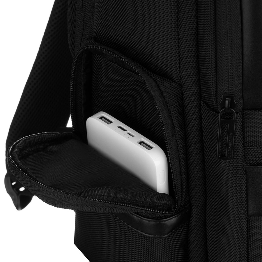 Plecak podróżny z poliestru w czarnym kolorze zawieszony na regulowanych szelkach - Peterson