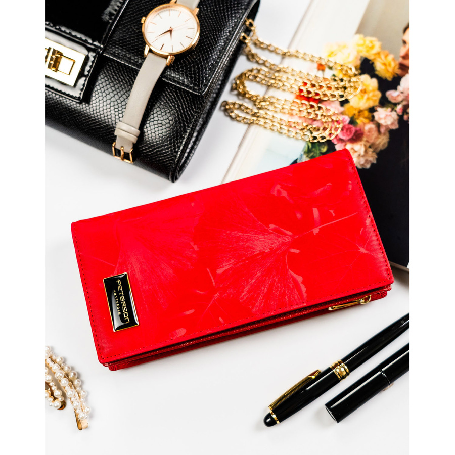 Duży, czerwony, pionowy portfel damski zamykany na magnes i suwak - Peterson