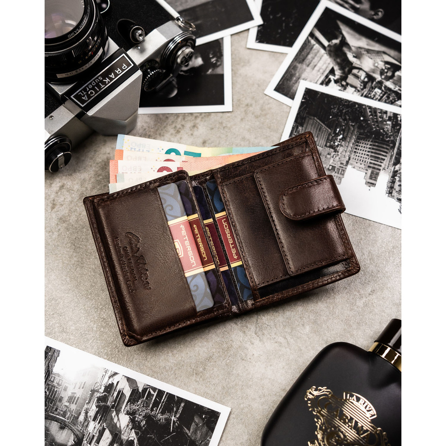 Portfel męski ze skóry naturalnej w brązowym kolorze, model zamykany zatrzaskiem - Peterson