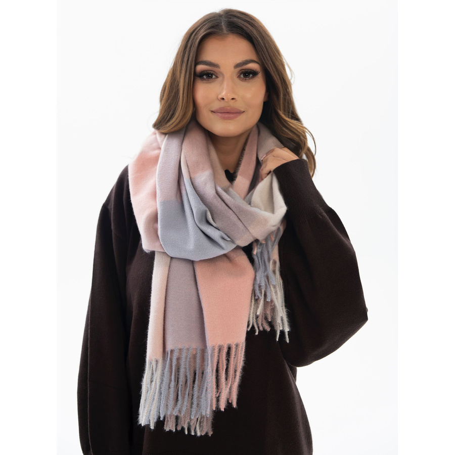 Duży szal damski z poliestru w przewodnim różowym kolorze, ozdobiony frędzlami - Rovicky