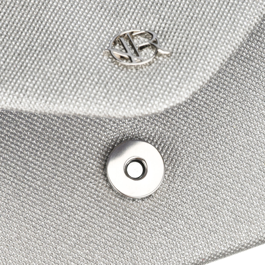 Brokatowa kopertówka damska w srebrnym kolorze zawieszona na eleganckim łańcuszku - Rovicky