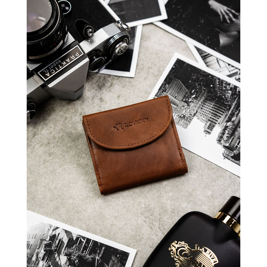 Mały i cienki, skórzany portfel męski w brązowym kolorze zamykany zatrzaskiem - Rovicky