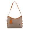 Beżowa listonoszka damska z poliestru i skóry ekologicznej wyposażona w kieszonkę zewnętrzną - Peterson