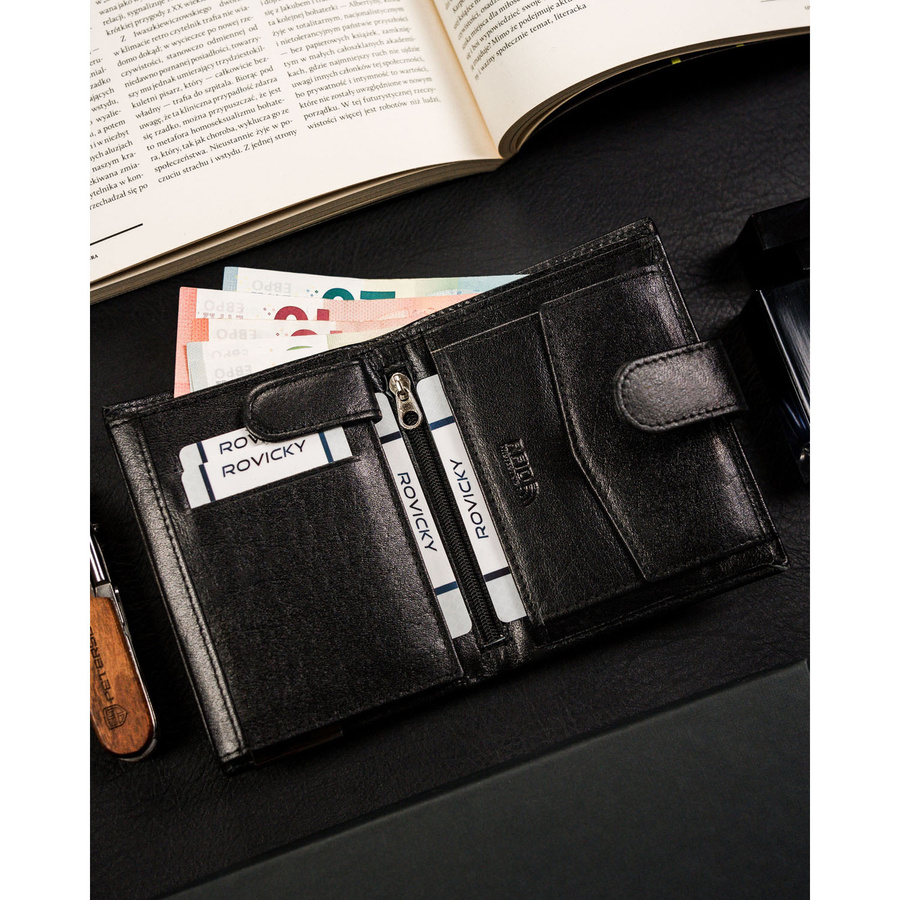 Duży, pionowy portfel męski ze skóry naturalnej w czarnym kolorze zamykany na zatrzask - Ronaldo