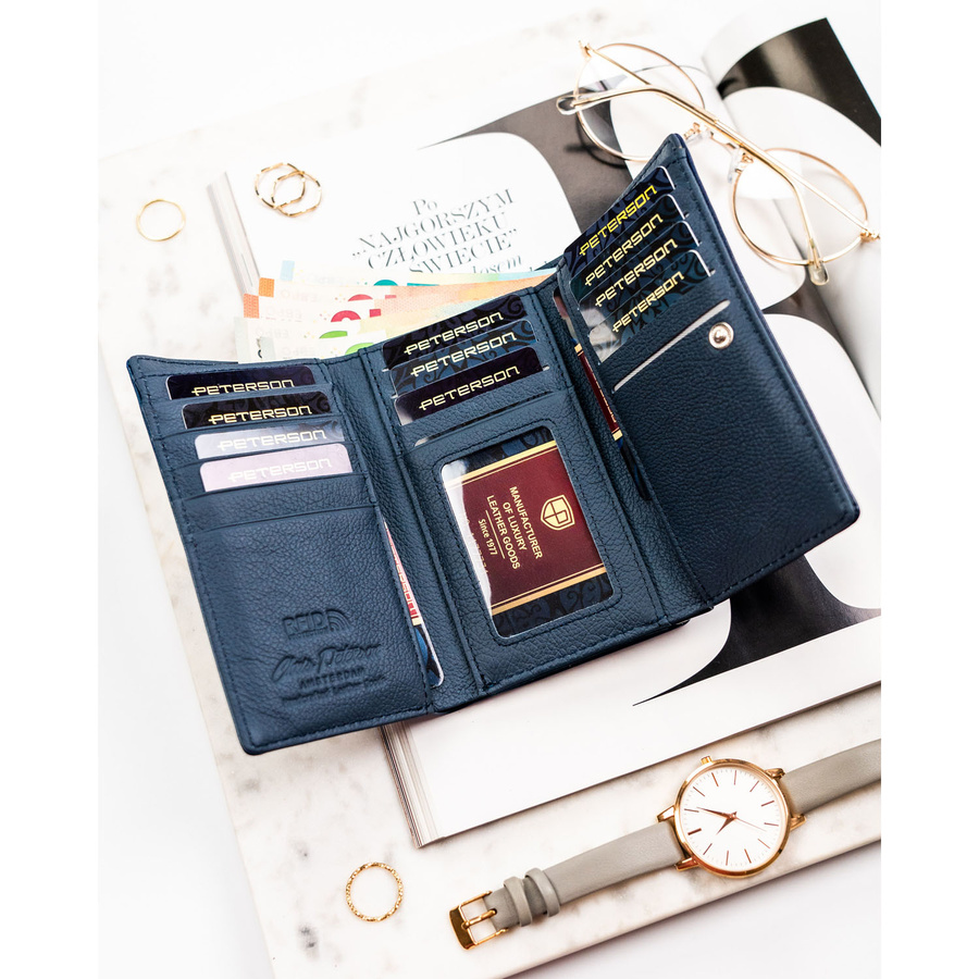 Portfel damski ze skóry naturalnej i ekologicznej w granatowym kolorze zamykany na zatrzask i bigiel - Peterson