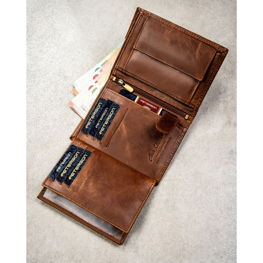 Pionowy, skórzany portfel męski w brązowym kolorze bez zapięcia zewnętrznego - Peterson