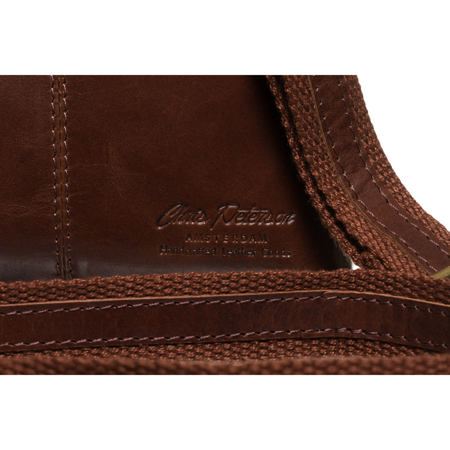 Brązowa, praktyczna listonoszka męska ze skóry naturalnej z kieszeniami zewnętrznymi i etui w zestawie - Peterson