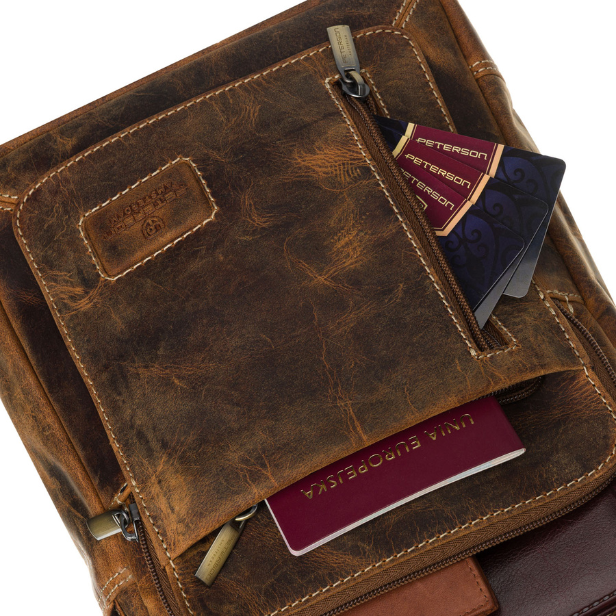 Skórzana, brązowa listonoszka męska, jednokomorowa i zawieszona na regulowanym pasku - Peterson