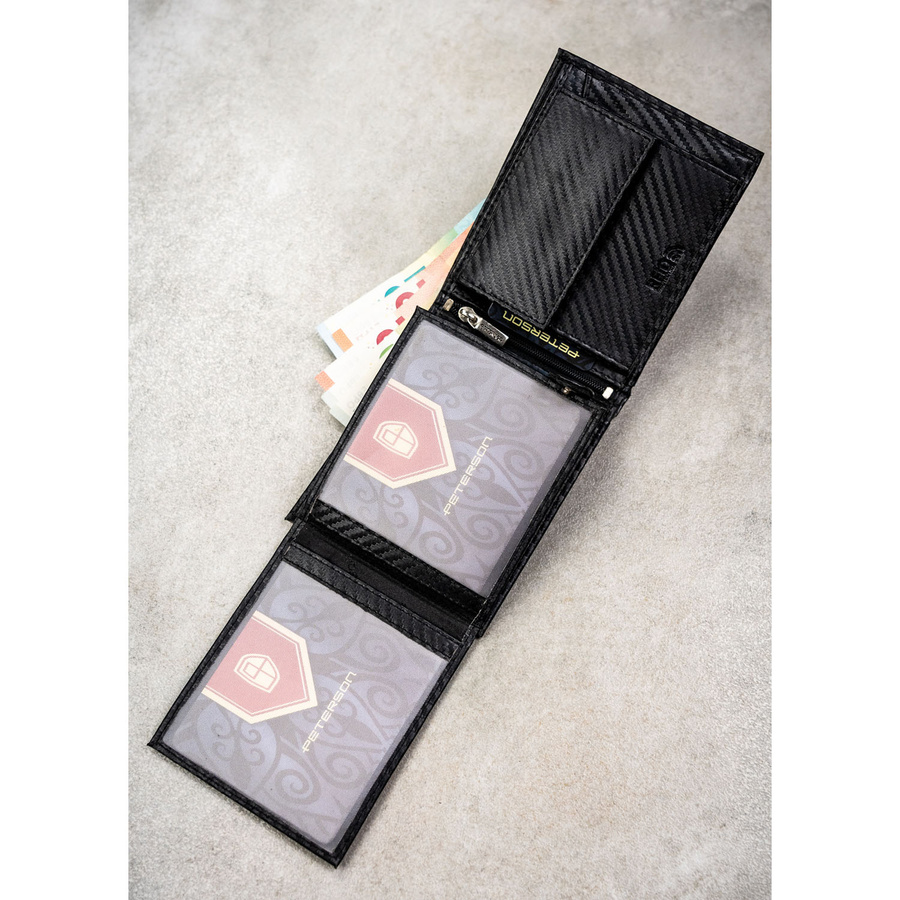 Duży portfel męski ze skóry naturalnej w czarnym kolorze bez zapięcia zewnętrznego, w zestawie z brelokiem - Peterson