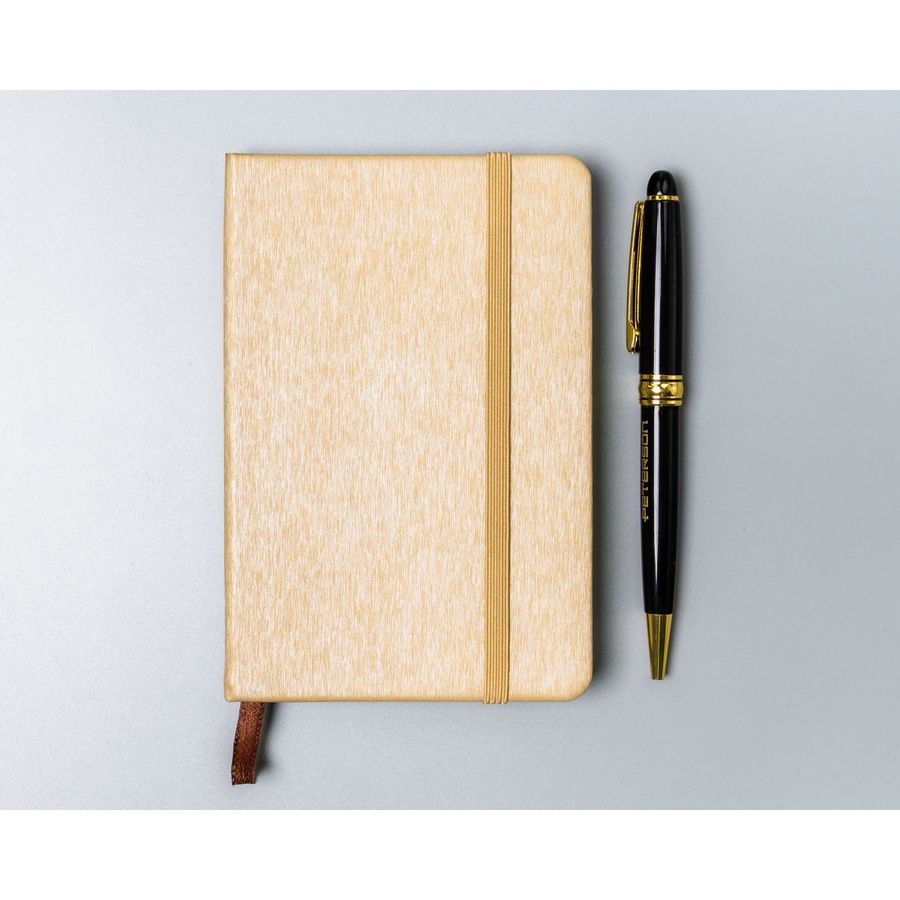 Beżowy notes w formacie A6 zadrukowany w kropki, wyposażony w gumkę zamykającą - Peterson