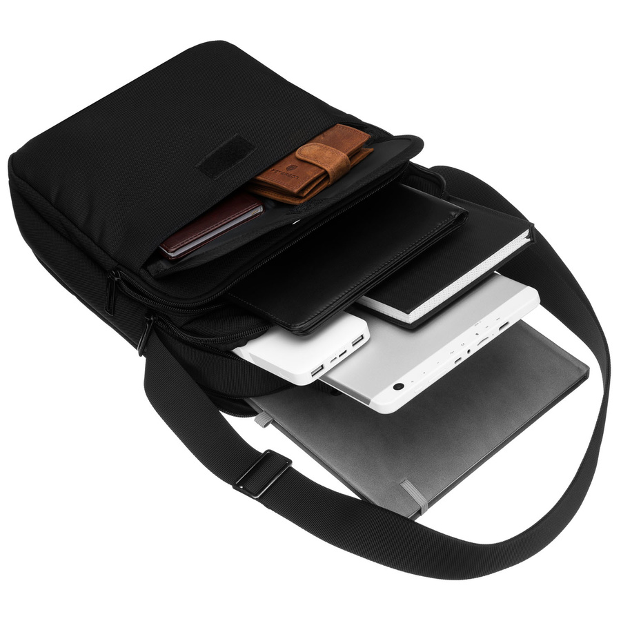 Praktyczna listonoszka z cordury w czarnym kolorze zamykana suwakiem, dwukomorowa - Peterson