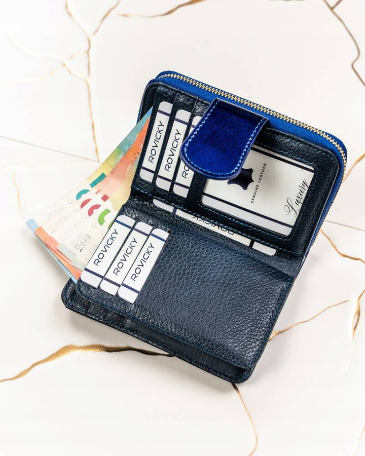 Skórzany portfel damski w orientacji pionowej zamykany na zatrzask - Lorenti