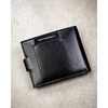 Portfel męski ze skóry naturalnej w czarnym kolorze zamykany na zatrzask, w zestawie z brelokiem - Peterson
